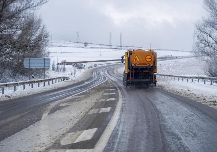 Castilla y León La nieve obliga a usar cadenas en carreteras de Burgos